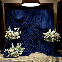 Rideau de fond de scène de luxe en velours bordeaux avec passe-tringe pour mariage, décoration de cabine photo, élégant et riche en fourrure
