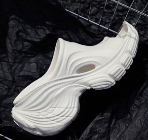 Sandales de plage pour femmes en EVA légère, imperméable, à talon compensé, avec semelle dentelée de 9 cm d'épaisseur, en une seule pièce - Product Image 2