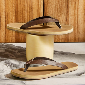 Nouvelles tongs tendance 2025 pour hommes, sandales d'été en cuir véritable antidérapantes, pantoufles décontractées pour l'extérieur, logo personnalisé - Product Image 6