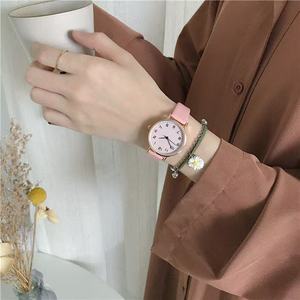 <span class=keywords><strong>Montre</strong></span> à quartz pour <span class=keywords><strong>femme</strong></span> en cuir, tendance et abordable, étanche, style rétro, bracelet, collection 2026, vente chaude - Product Image 6