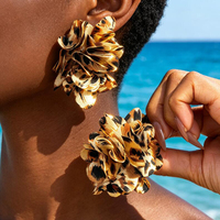 Anting-anting motif leopard bunga, perhiasan musim panas berukuran besar dengan detail kelopak berumbai, perhiasan modis untuk wanita.