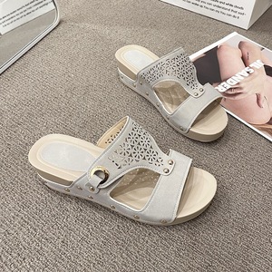 Nouvelles sandales compensées kaki pour femme 2026, avec boucle métallique, motif floral ajouré, rivets et plateforme à bout ouvert - Product Image 4