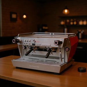Machine à expresso semi-automatique double tête Lamarzocco KB90 AV, en acier inoxydable, pour usage commercial en café - Product Image 1