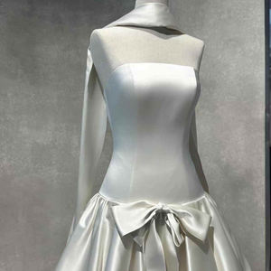 Robe de mariée moderne Nt09 en satin avec appliques, style robe de bal avec nœud et traîne chapelle, élégante pour la mariée - Product Image 3