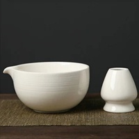 Bol à matcha en céramique, style japonais, pour préparer le thé vert matcha.