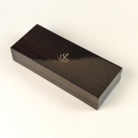 Boîte à bijoux en bois plaqué haute brillance avec doublure en microfibre beige, logo personnalisé pour collier long, bracelet, emballage cadeau de luxe pour bijoux