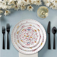 Vente en gros d'assiettes de présentation en céramique à fleurs roses en porcelaine peintes à la main pour mariage et banquet