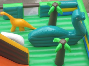 Tierra de Dinosaurios Inflable de PVC para Fiestas y Eventos Infantiles - Alquiler para Exteriores o Lugar de Eventos - Product Image 4