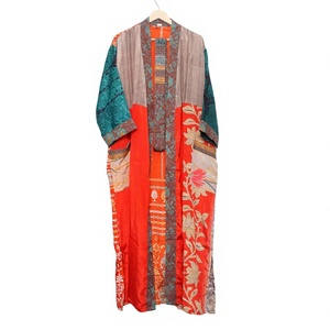 Kimono Largo de Seda para Mujer, con Parches, Cuello Mandarín, Vintage, Manga Larga, Apliques Hechos a Mano, Patrón Floral Rojo y Verde Azulado - Product Image 1
