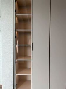 Armario de dormitorio personalizado moderno por puerta de madera maciza de fábrica portátil y ajustable para uso en muebles para el hogar - Product Image 5