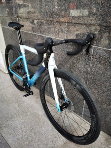 700C ขอบคาร์บอนแบบเต็มของผู้ชายมีไฟตัดเป็น22สปีดภายในจักรยานเสือหมอบจักรยานผู้ใหญ่ - Product Image 6