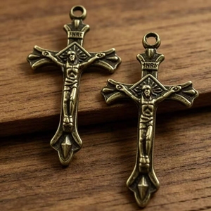 Antiker Bronze INRI Kruzifix-Anhänger Katholisches Kreuz-Charm - Product Image 1