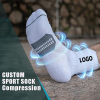Chaussettes de performance montantes personnalisées OEM/ODM avec logo et texte, respirantes en maille, pour le basketball et les sports de ballon, uniforme d'équipe