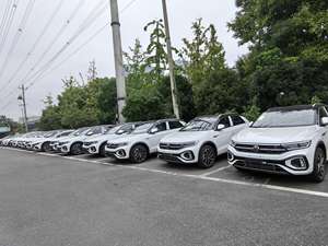 T-roc R-line 2024 T Rock <span class=keywords><strong>Volkswagen</strong></span> 2026 T.roc Troc T-roc R-line Nuova Auto Turbo Automatica a Benzina AWD con Telecamera Posteriore e Sedili in Tessuto - Product Image 3