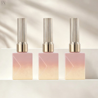 Bouteilles de vernis à ongles anti-lumière de haute qualité : flacons de gel uniques de 12 ml avec bouchons et pinceaux ; couleurs et logos personnalisés
