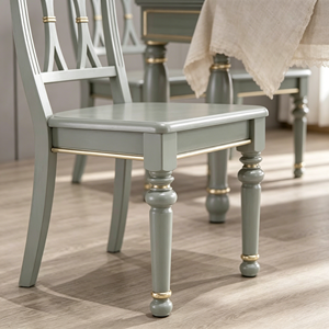 Chaise traditionnelle en bois massif à dossier croisé, vert sauge avec accents dorés, meubles de salle à manger - Product Image 2