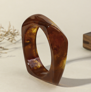 Pulsera de Resina Exagerada Unisex de Alta Gama, con Textura Marmoleada y Efecto Multicolor Semitransparente, Marca HR, Poco Visto en el Mercado - Product Image 3