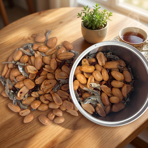 Arachides grillées croustillantes accompagnées de petits poissons séchés, lot fraîchement grillé, largement utilisées comme collation pour les pubs et les fêtes - Product Image 1