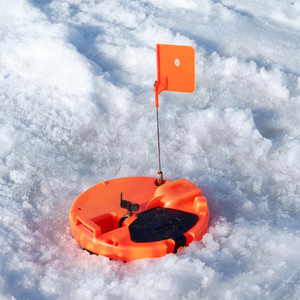 Dispositif <span class=keywords><strong>de</strong></span> pêche automatique en plastique orange avec drapeau rouge, plateforme <span class=keywords><strong>de</strong></span> pêche sur glace, équipement <span class=keywords><strong>de</strong></span> pêche hivernale sur surface glacée - Product Image 2