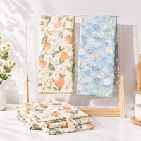 Op maat bedrukte keukendoek van zacht linnen-katoenmix, met aangepast bloemen-, dieren- of fruitmotief.