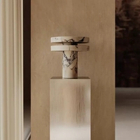 Lampe de table de luxe post-moderne en marbre massif. Une pièce architecturale élégante pour les salles d'exposition de designers et les chambres à coucher cinq étoiles.