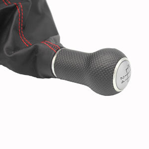 Pomo de Palanca de Cambios VW de Cuero con Costuras Rojas y Tapa Plateada para Transmisión Manual Compatible con Golf 4 y Bora - Product Image 4