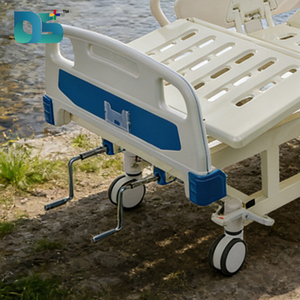 Lit manuel pour équipement hospitalier avec tête et pied de lit en ABS, sommier perforé, <span class=keywords><strong>2</strong></span> barrières de sécurité, manivelles chromées, frein central et 4 roulettes silencieuses - Product Image 6