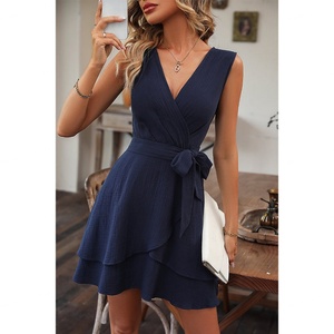 Vestido Mini Casual de Color Sólido con Cuello en V, Cintura Atada y Tela en Capas para un Efecto Adelgazante - Product Image 5