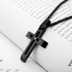 Pendentif croix évidée en acier au titane de personnalité simple pour hommes Bestseller de la mode européenne et américaine transfrontalière - Product Image 3