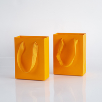 Sacs cadeaux en matériaux recyclés en gros, design PPWR-aligné, plusieurs tailles, impression de logo personnalisé, sérigraphie avec poignées pour vêtements