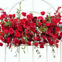 Chemin de table en roses rouges artificielles sur support en grille de fer pour arrangement floral au sol pour décoration de mariage