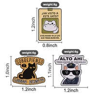 Pin Enamel Kucing Slogan Spanyol Kartun, Bros Logam Karakter Kucing Lucu, Hiasan untuk Jaket, Tas Ransel, Ornamen Fashion