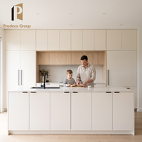 Cuisine moderne blanche minimaliste avec îlot central, design pour projets de développement d'appartements, armoires de cuisine