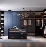 Armoire de chambre à coucher de luxe légère avec design noir et blanc, portes en verre et solutions de rangement personnalisées