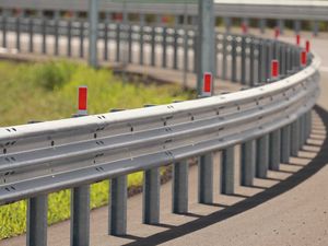 Barandilla de Seguridad Tipo W Galvanizada por Inmersión en Caliente, Barrera Peatonal para Carreteras, Reflectante Prismática de Alta Intensidad, Resistente a Impactos para Autopistas - Product Image 2