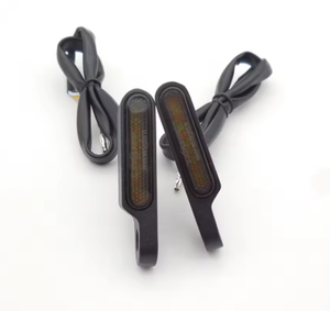 <span class=keywords><strong>Moto</strong></span> modifiée avec des <span class=keywords><strong>mini</strong></span> clignotants séquentiels à LED installés sous la tige du rétroviseur et le levier de frein. - Product Image 1