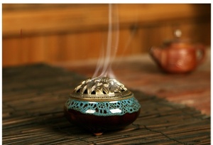 Bruciatore di incenso in ceramica a riflusso portatile con decorazione con coperchio in rame affumicato - Product Image 6