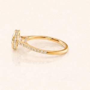 Bague de fiançailles solitaire en or jaune/blanc et or rose 18 carats avec diamant de laboratoire taille ronde - Product Image 2