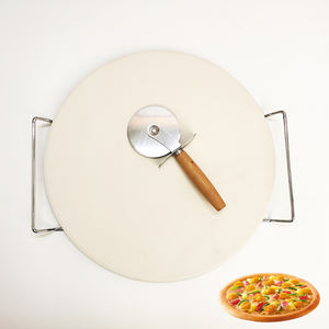 Ensemble de planche à pizza ronde en céramique de <span class=keywords><strong>cordiérite</strong></span> de qualité <span class=keywords><strong>alimentaire</strong></span> de 13 pouces pierre de cuisson avec coupe-fil et support de fil outils à pizza - Product Image 1