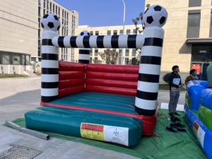 Casa <span class=keywords><strong>de</strong></span> Brinco Inflable <span class=keywords><strong>de</strong></span> Fútbol con Columnas a Rayas, Diseño <span class=keywords><strong>de</strong></span> Balón <span class=keywords><strong>de</strong></span> Fútbol <span class=keywords><strong>para</strong></span> Niños, Diversión al Aire Libre, Actividad, Fiesta, Entretenimiento - Product Image 4