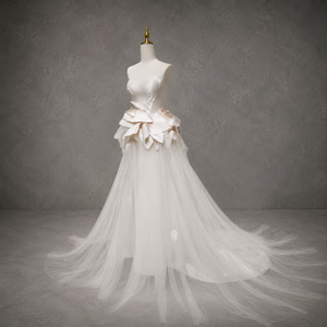 Robe <span class=keywords><strong>de</strong></span> <span class=keywords><strong>mariée</strong></span> coupe A-line transparente sans manches avec péplum en tulle à pétales <span class=keywords><strong>de</strong></span> plumes 3D, style avant-gardiste, sur mesure, vente en gros, directement <span class=keywords><strong>de</strong></span> l'usine - Product Image 1