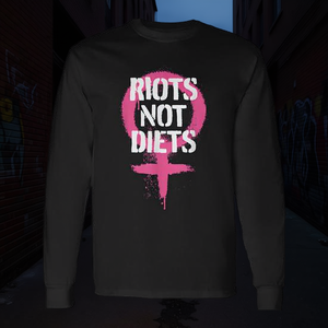 T-shirt a maniche lunghe con grafica punk femminista Riots Not Diets - Product Image 3