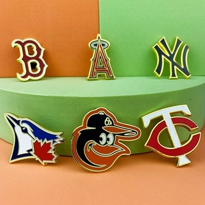 Nuevas insignias <span class=keywords><strong>de</strong></span> moda para <span class=keywords><strong>gorras</strong></span> <span class=keywords><strong>de</strong></span> béisbol - Pines para sombreros. Decoraciones Metálicas para la Nueva <span class=keywords><strong>Era</strong></span>. Pines con acabado anodizado, Pines esmaltados. En stock. - Product Image 2