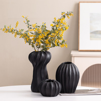Vase de table en céramique, nouveau style chinois, minimaliste, haut de gamme, noir, style rétro, pot hydroponique pour fleurs, pot uni, haut