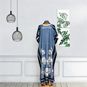 Robe longue africaine grande taille style boubou et kaftan, col rond, manches chauve-souris, rayures latérales noires, motif floral <span class=keywords><strong>blanc</strong></span> au bas avec écharpe - Product Image 4