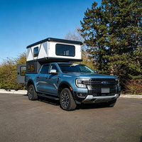 Camper tout-terrain sur mesure en acier avec toit rigide, abri imperméable pour benne de pick-up
