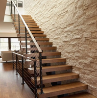 Escalier droit moderne et élégant, aux lignes minimalistes et élégantes, avec monte-escaliers ouverts