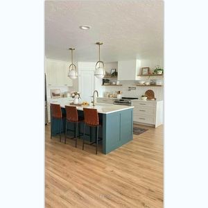 Armoires de cuisine modulaires en bois massif classiques et luxueuses, chaleureuses et élégantes avec porte en verre, ensemble complet d'accessoires et de placards - Product Image 3