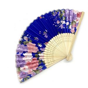 Ventiladores de mano de bambú plegables con logotipo impreso personalizado de alta calidad, regalo de boda promocional con técnica tallada - Product Image 3