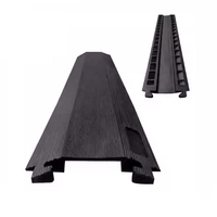 Protecteur résistant de câble de fil de rampe de câble de PVC en caoutchouc jaune et noir pour le produit extérieur de sécurité routière 1 canal 100*22*3.5cm